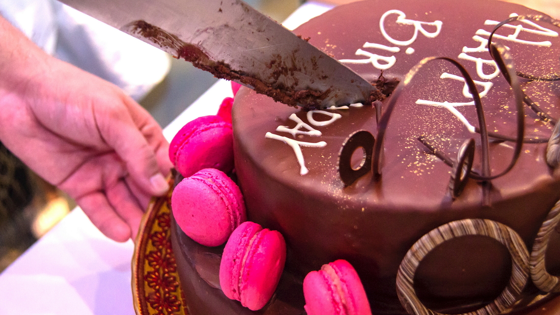 Fear of cutting birthday cake? We got you 