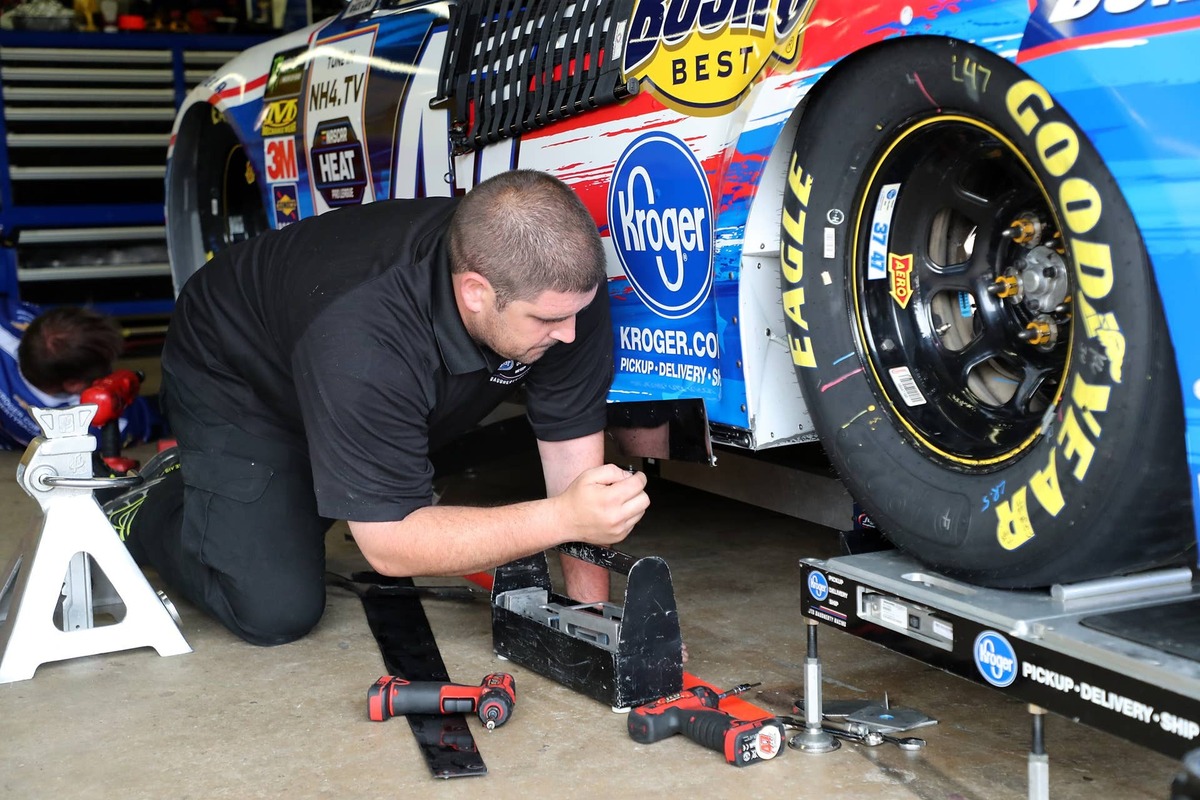  Entry-level NASCAR fabricators can make up to $22.50 per hour. 