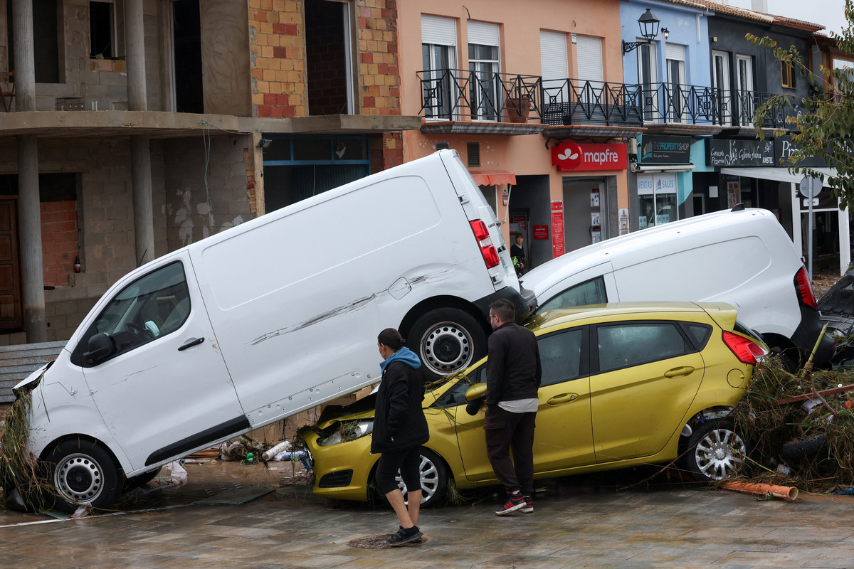 Residents winched from rooftops as torrential rain hits eastern Spain ...