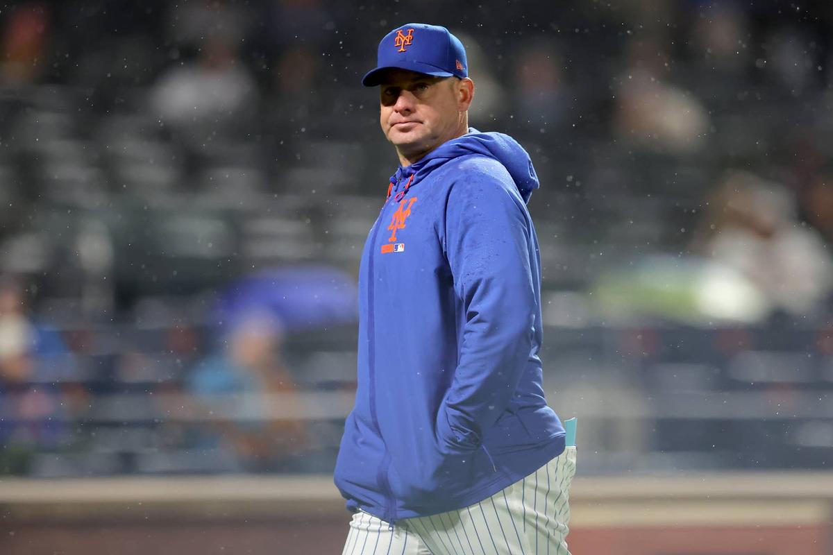  New York Mets manager Carlos Mendoza (64) walks off the field after making a pitching change © Brad Penner-Imagn Images