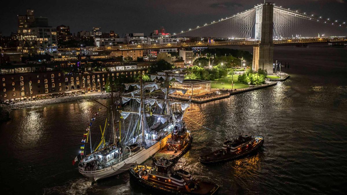 El velero Cuauhtémoc de la Armada de México es rodeado por personal de emergencia en el East River de Nueva York la noche del sábado 17 de mayo de 2025. Un velero de la Armada de México se estrelló directamente contra el puente de Brooklyn la noche del sábado, destrozando sus mástiles y aparejos, y causando la muerte de dos tripulantes. (Dave Sanders/The New York Times)