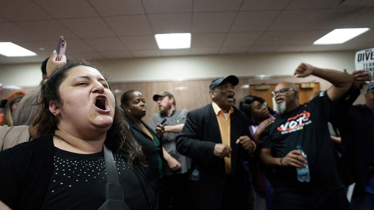 FILE PHOTO: A crowd protest in front of the hearing room, during a public hearing on redistricting as Louisiana Republicans pursue a new congressional voting map ahead of the November midterm elections, in Baton Rouge, Louisiana, U.S., May 8, 2026. REUTERS/Wayan Barre/File Photo