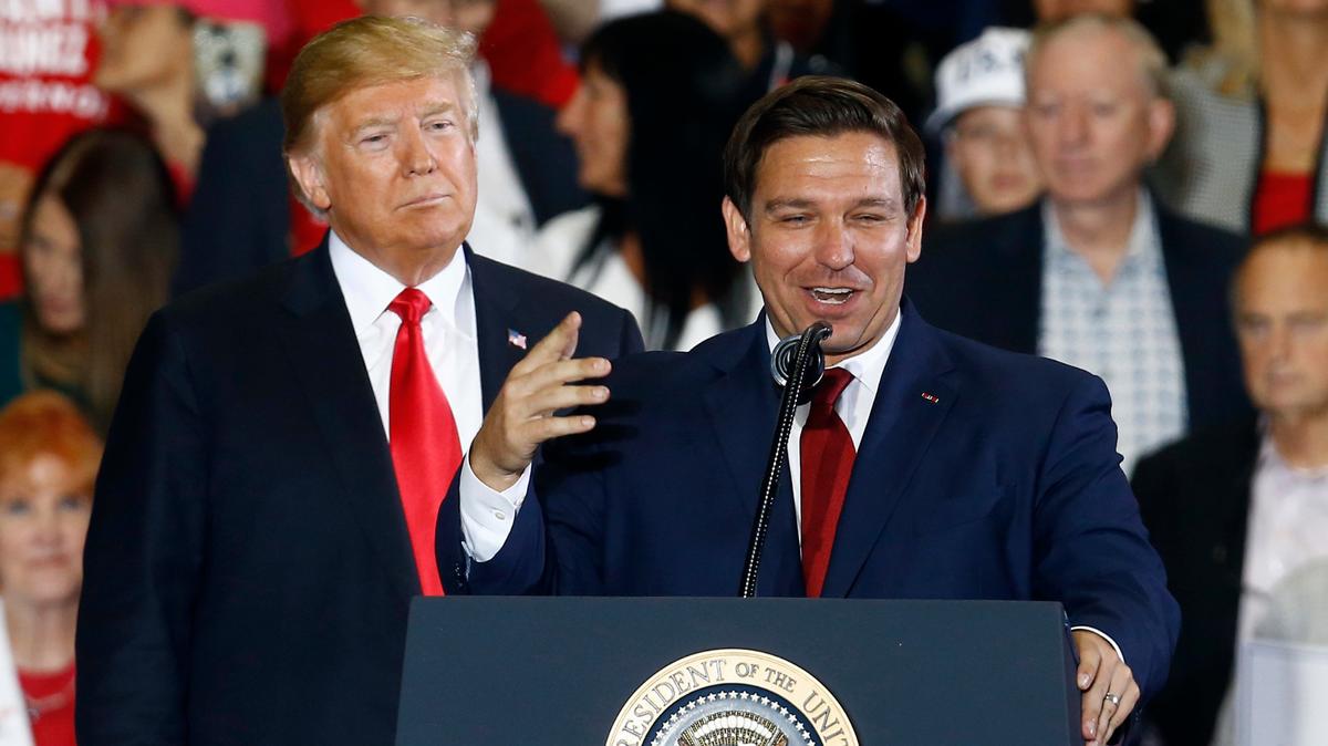 En esta foto de archivo del 3 de noviembre de 2018, el presidente Donald Trump está detrás del candidato a gobernador Ron DeSantis en un mitin en Pensacola, Florida. (AP foto/Butch Dill, archivo)