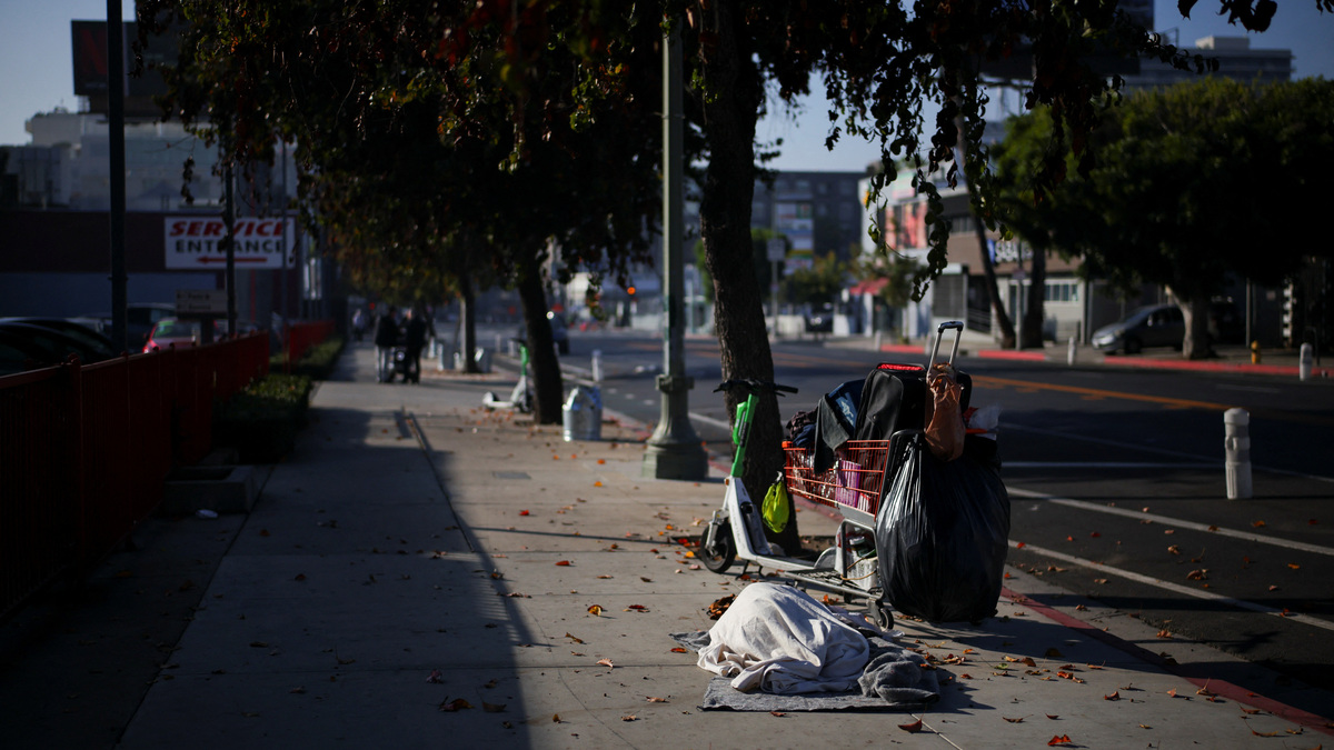 A person sleeps on Hollywood Boulevard in Los Angeles, California, U.S., December 9, 2024. REUTERS/Daniel Cole