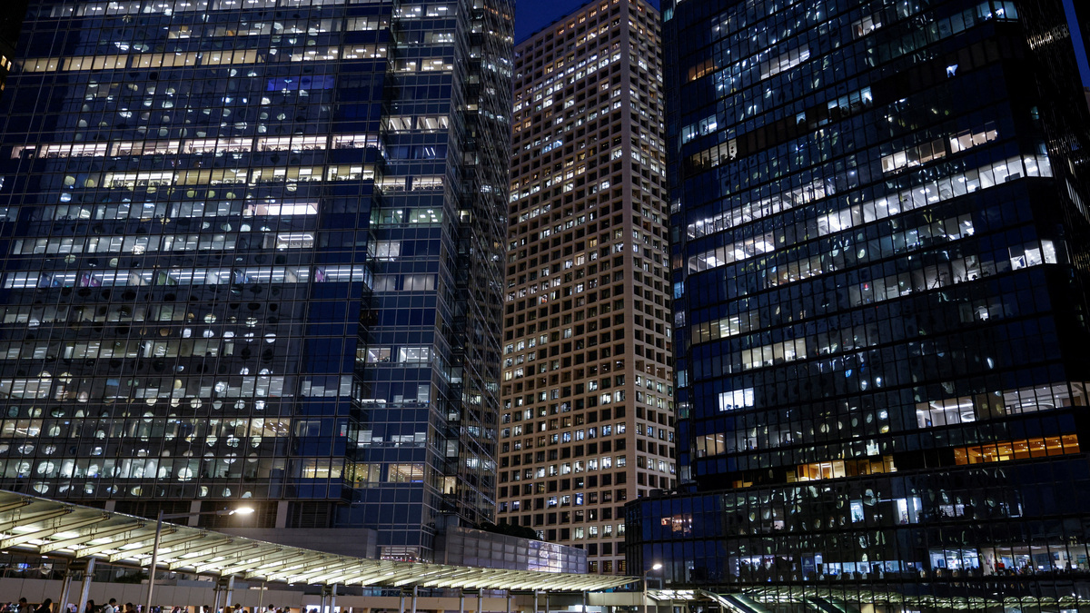 FILE PHOTO: An evening view of the financial central district of Hong Kong, China October 3, 2023. REUTERS/Tyrone Siu/File Photo