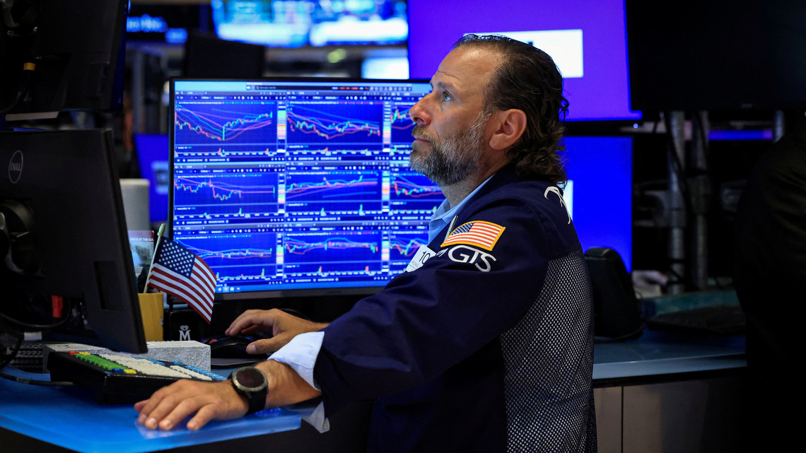 S&P 500, Nasdaq end down on tech stocks, investors weigh Iran moves 
