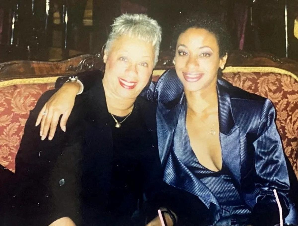 Dawn Michelle Hunt, American woman who was sentenced to life in a Chinese prison after her family says she fell victim to a drug trafficking scheme in 2014, poses for a photo with her mother in Paris, France, in 1993. Hunt Family/Handout via REUTERS