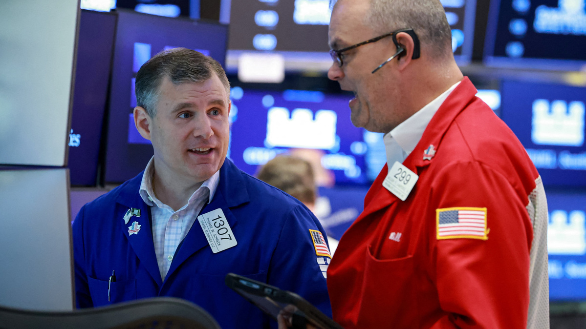 Traders work on the floor at the New York Stock Exchange (NYSE) in New York City, U.S., June 4, 2026.  REUTERS/Brendan McDermid