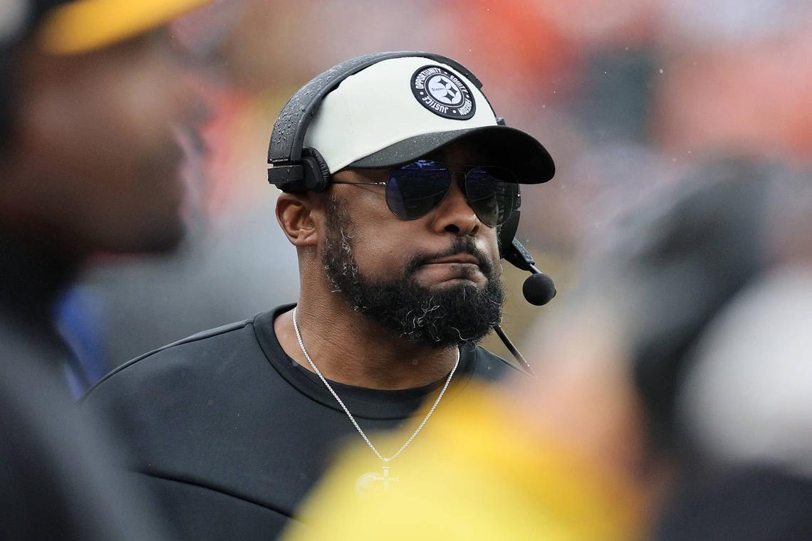  CINCINNATI, OHIO - NOVEMBER 26: Head coach Mike Tomlin of the Pittsburgh Steelers looks on during the first half of a game against the Cincinnati Bengals at Paycor Stadium on November 26, 2023 in Cincinnati, Ohio. (Photo by Andy Lyons/Getty Images) 