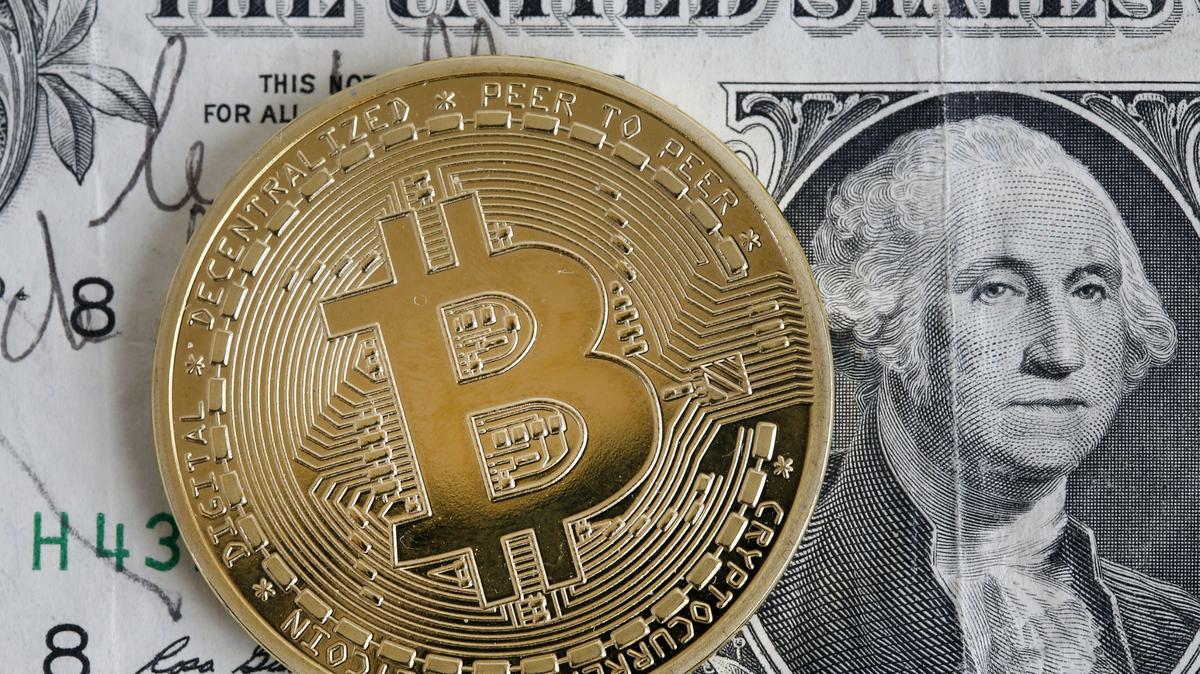 El bitcóin, la criptomoneda más utilizada, superó el lunes los $72,700 y alcanzó un nuevo máximo histórico, impulsado por la entrada de los grandes fondos de inversión en el mercado de las criptodivisas.