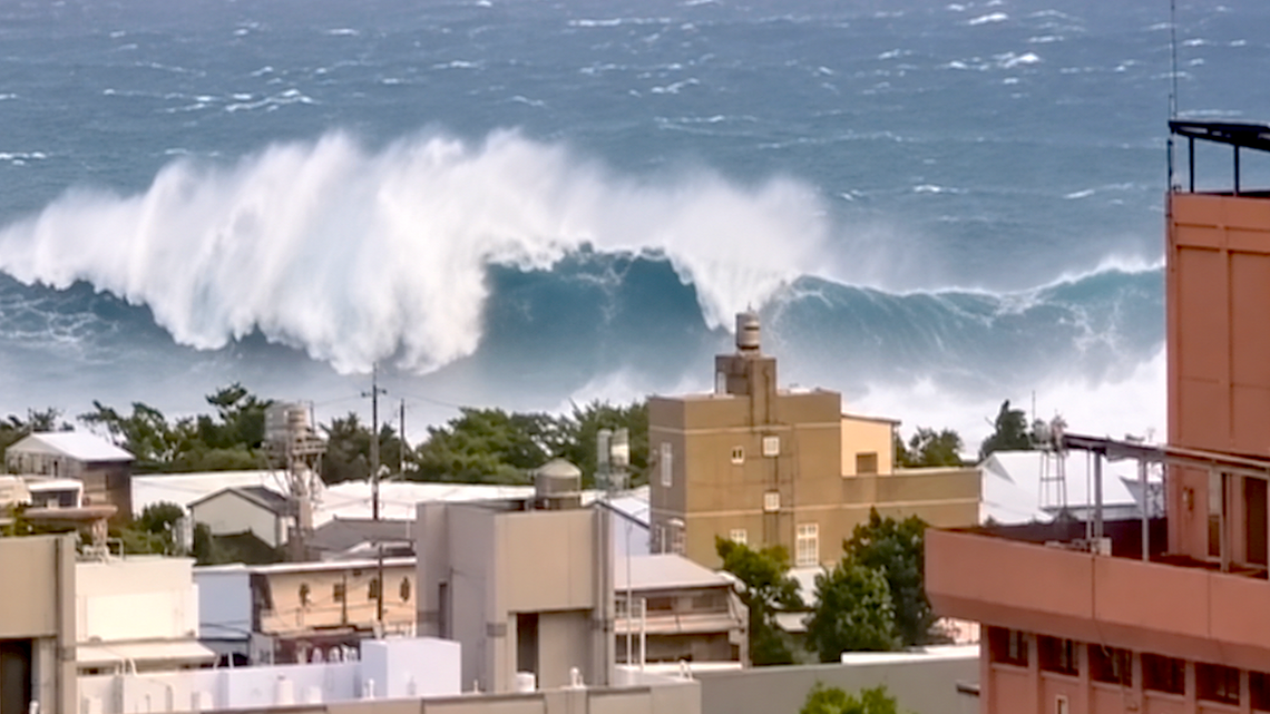 Super Typhoon Champi's 20-Foot Monster Waves Pummel Taiwan Coastline (Video) 