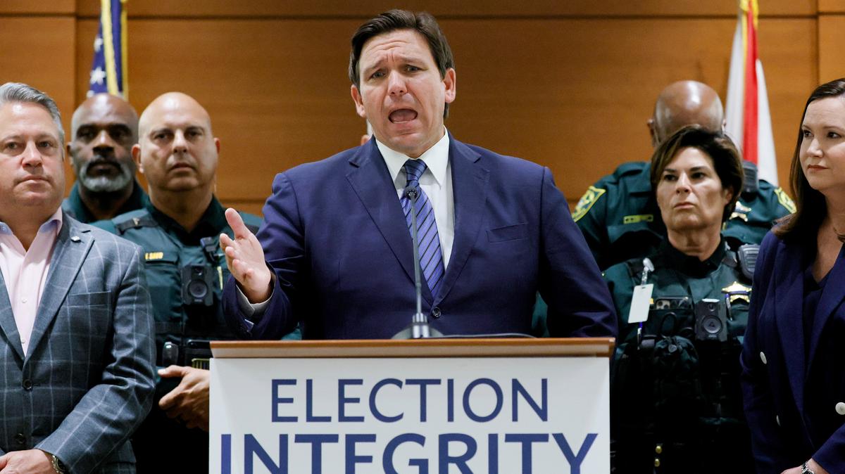 El gobernador Ron DeSantis hablando sobre  los arrestos por supuesto fraude electoral durante una conferencia de prensa en Fort Lauderdale el 18 de agosto de 2022.