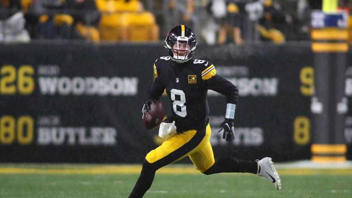  Pittsburgh Steelers Kenny Pickett (8) sprints out of the pocket during the first half against the Las Vegas Raiders at Acrisure Stadium in Pittsburgh, PA on December 24, 2022. Pittsburgh Steelers Vs Las Vegas Raiders Week 16 | Michael Longo/For USA Today Network / USA TODAY NETWORK 