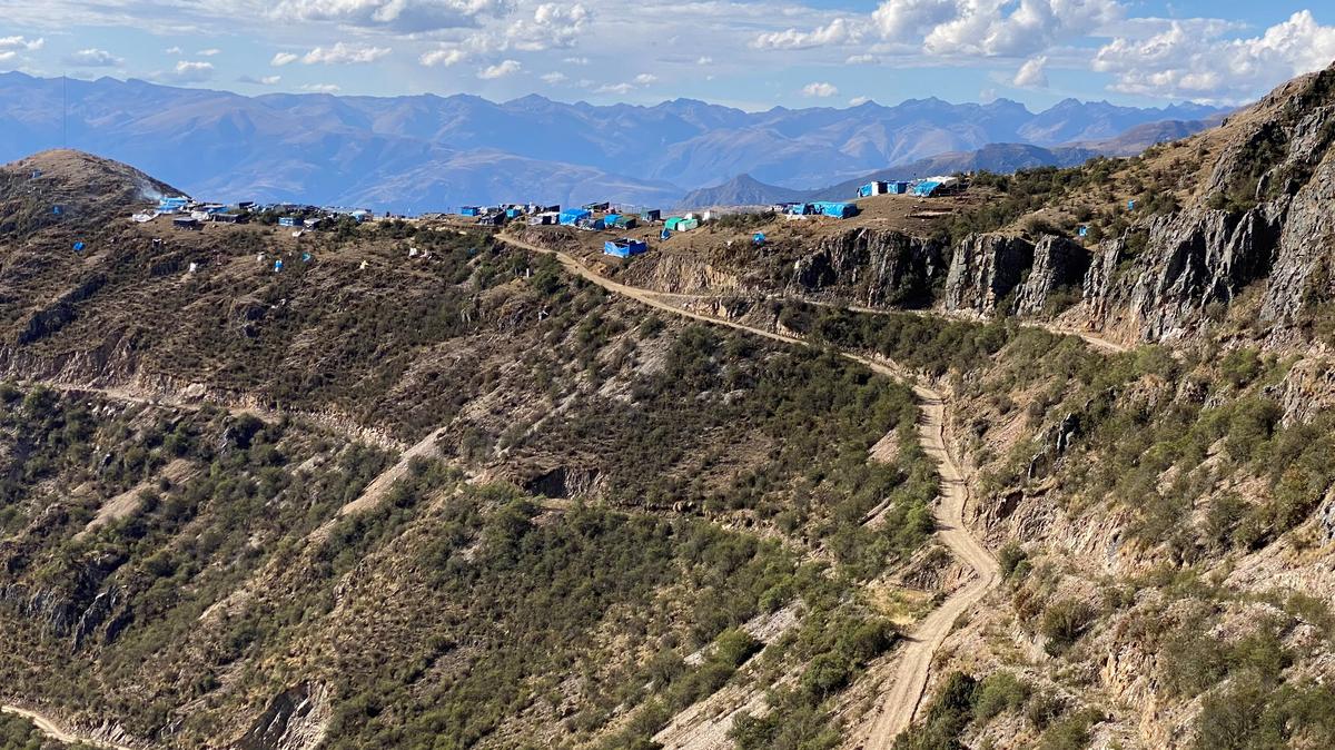 A view shows a makeshift dwelling near an area where hundreds of artisan miners have found a rich seam of copper, in the hills of Tapairihua in Peru's Andes, October 18, 2022. REUTERS/Marco Aquino