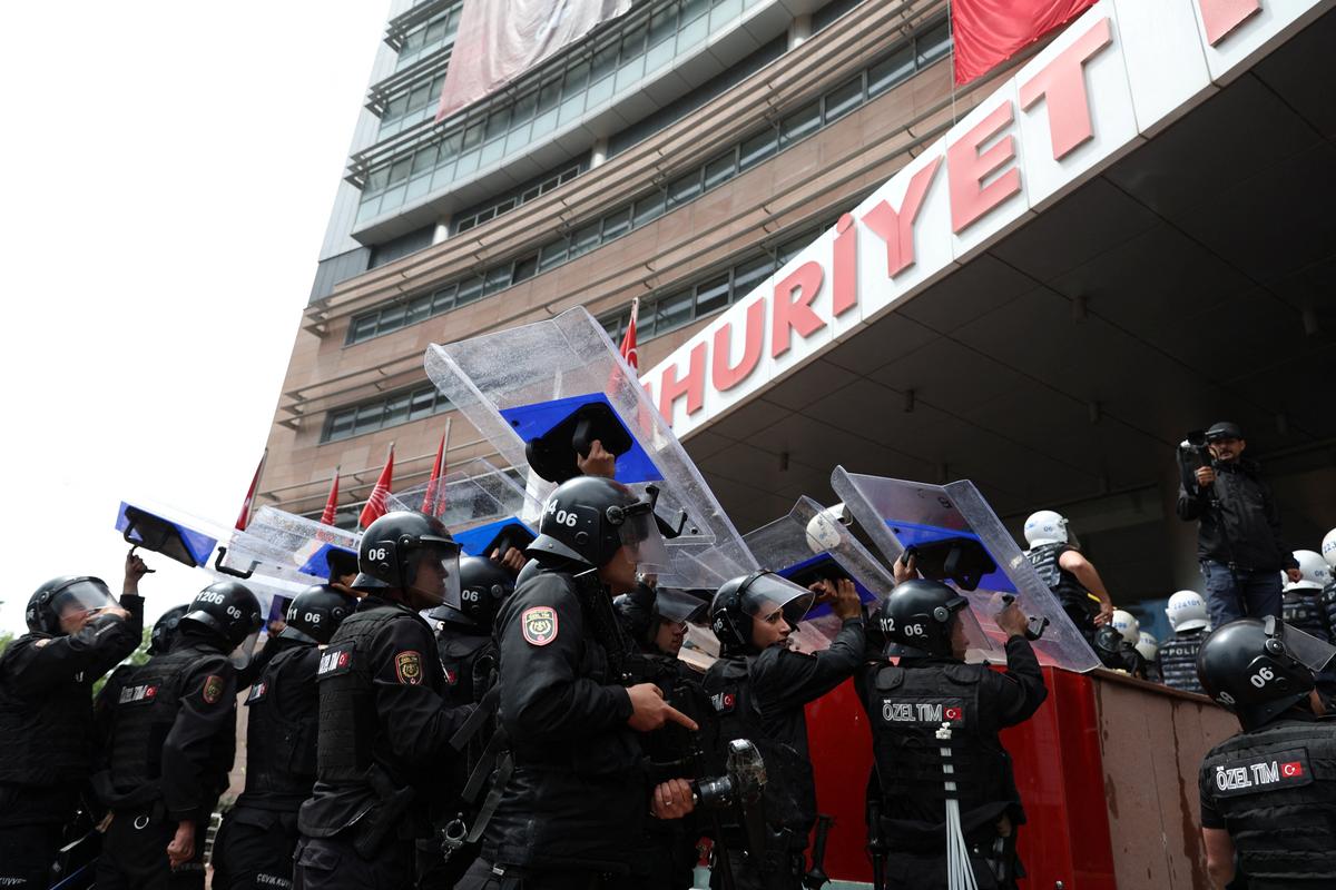 Turkish riot police enter the headquarters of the main opposition Republican People’s Party (CHP) to evict its ousted leadership, after authorities ordered enforcement of a court ruling removing the party’s leadership from the building, in Ankara, Turkey, May 24, 2026. REUTERS/Efekan Akyuz