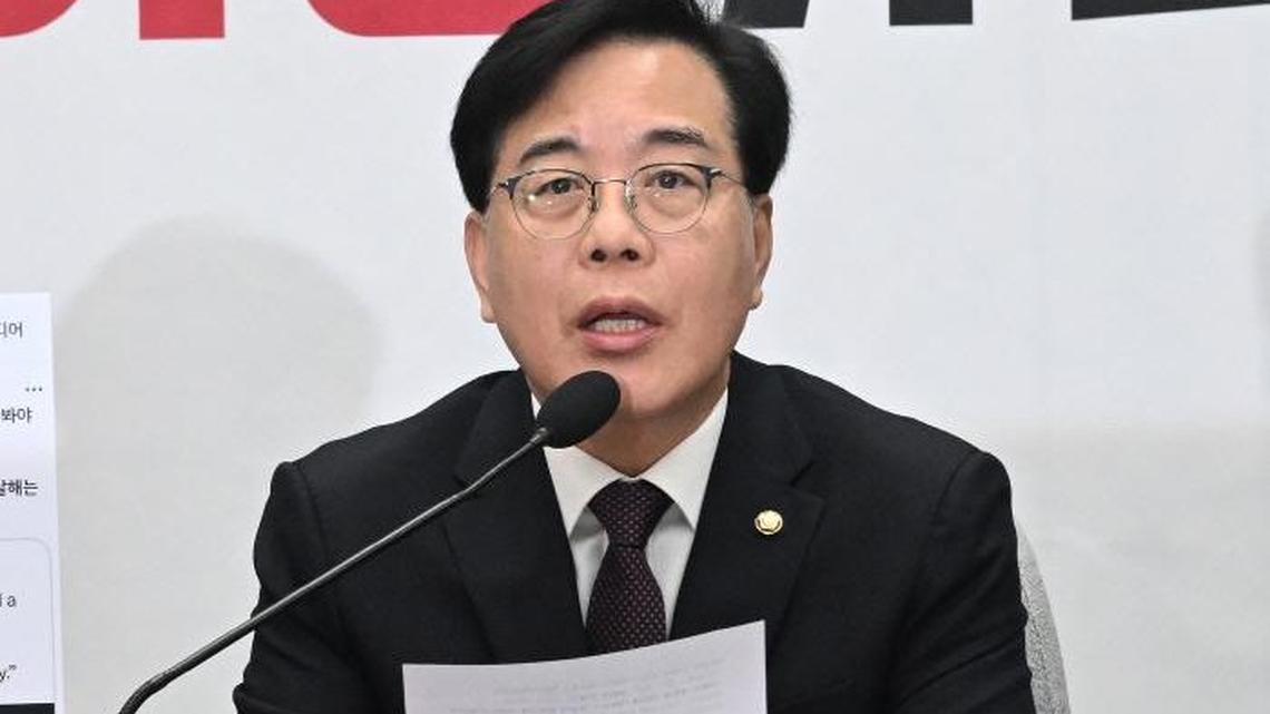 
Song Eon-seok, floor leader of the People Power Party, speaks during a party strategy meeting at the National Assembly on April 14. Photo by Asia Today
                                            
