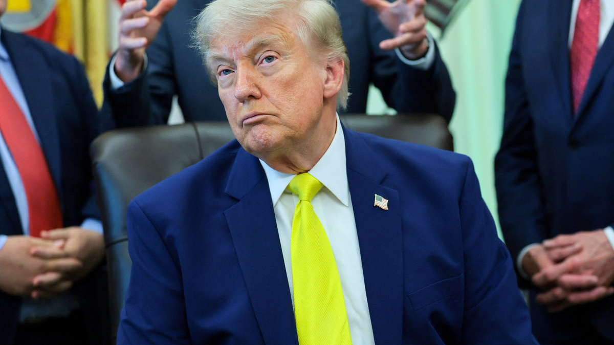 U.S. Secretary of Energy Chris Wright gestures as he delivers remarks to reporters about the Trump administration's support for coal energy production, standing behind U.S. President Donald Trump, in the Oval Office at the White House in Washington, D.C., U.S., June 4, 2026. REUTERS/Jonathan Ernst