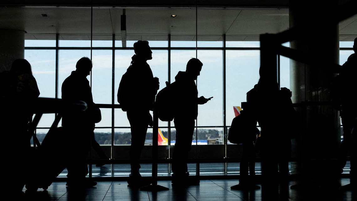 As US airlines deploy AI pricing tools, startups help travelers cash in on fare drops 