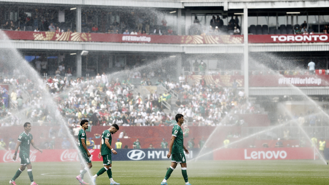Soccer-'Heat dome' threatens sweltering conditions for World Cup fans, players 