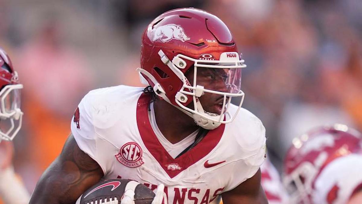  Arkansas running back Mike Washington Jr. (4) runs the ball in an NCAA college football game against Tennessee on Oct. 11, 2025, in Knoxville, Tennessee. | Saul Young/News Sentinel / USA TODAY NETWORK via Imagn Images 