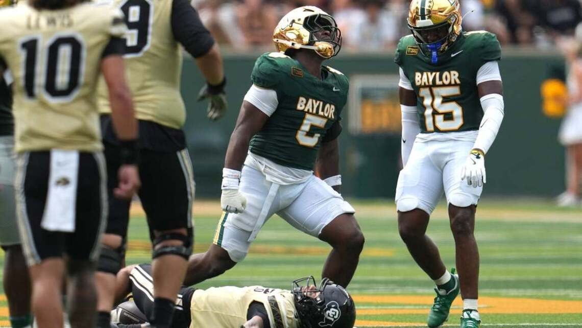 Colorado WR DeAndre Moore injured on hit, leaves game 