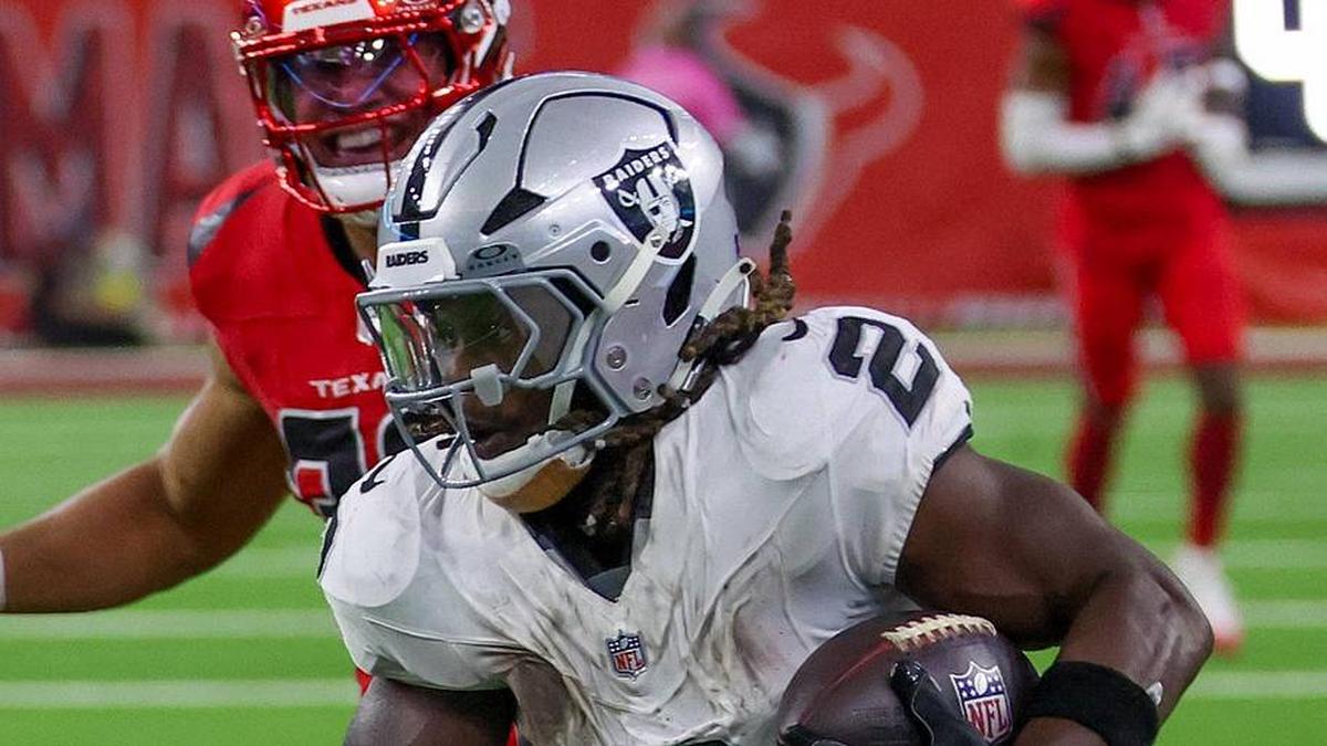  Dec 21, 2025; Houston, Texas, USA; Las Vegas Raiders running back Ashton Jeanty (2) catches a touchdown pass against Houston Texans linebacker Henry To'Oto'O (39) in the second half at NRG Stadium. Mandatory Credit: Thomas Shea-Imagn Images | Thomas Shea-Imagn Images 