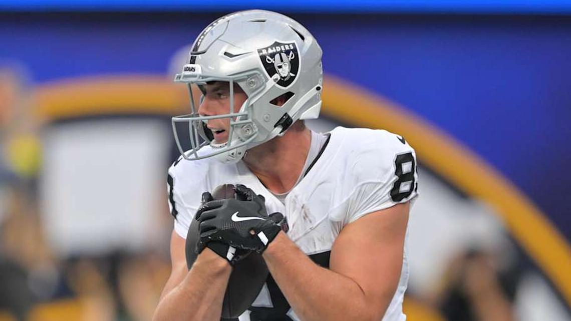  Nov 30, 2025; Inglewood, California, USA; Las Vegas Raiders tight end Brock Bowers (89) makes a touchdown catch against the Los Angeles Chargers during the first half at SoFi Stadium. Mandatory Credit: Jayne Kamin-Oncea-Imagn Images | Jayne Kamin-Oncea-Imagn Images 
