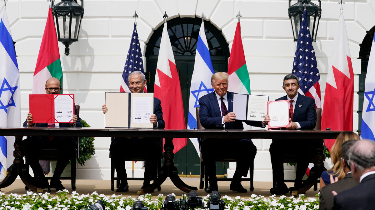 ARCHIVO - En esta foto de archivo del 15 de septiembre de 2020, izquierda a derecha, el canciller de Bahréin, Khalid bin Ahmed Al Khalifa: el primer ministro israelí, Benjamin Netanyahu; el presidente de Estados Unidos, Donald Trump, y el canciller de Emiratos Árabes Unidos, Abdullah bin Zayed al-Nahyan, firman los Acuerdos Abraham en el jardín de la Casa Blanca, Washington. (AP Foto/Alex Brandon, File)