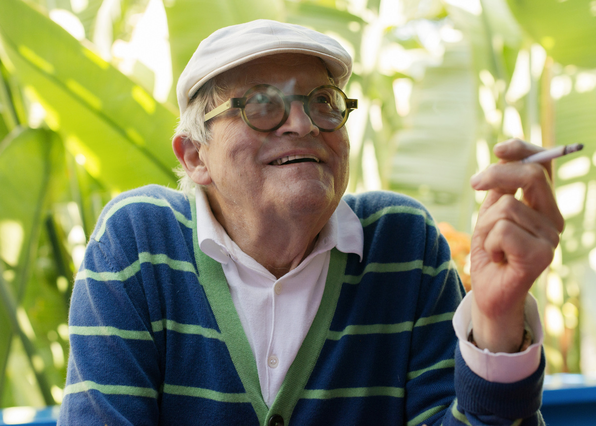 FILE -- The 80-year-old English artist David Hockney on his deck at his home in the Hollywood Hills section of Los Angeles, Aug. 22, 2017. Hockney, whose colorful figurative paintings were both conservative and iconoclastic, defying the dominant abstract schools of the mid-20th century, died at home in London on June 11, 2026. He was 88. (Nathanael Turner/The New York Times)