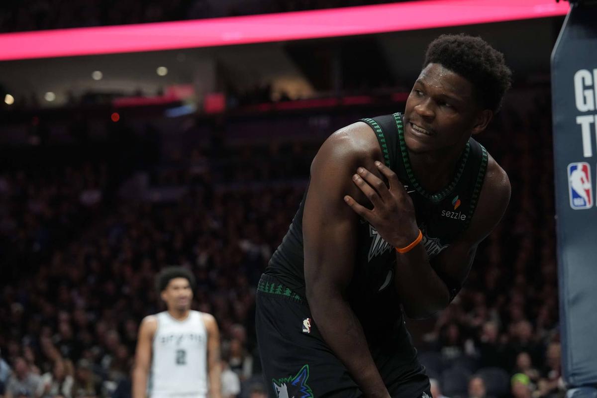  Minnesota Timberwolves guard Anthony Edwards holds his shoulder after making contact against the San Antonio Spurs. Jesse Johnson-Imagn Images
