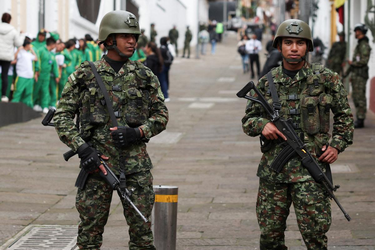 FILE PHOTO: Security personnel stand guard on the street ahead of the first round of the presidential election to be held on May 31, in Bogota, Colombia, May 29, 2026. REUTERS/Luisa Gonzalez/File Photo