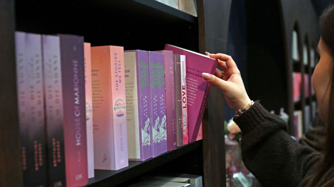 People cannot tell whether short stories are generated by AI 