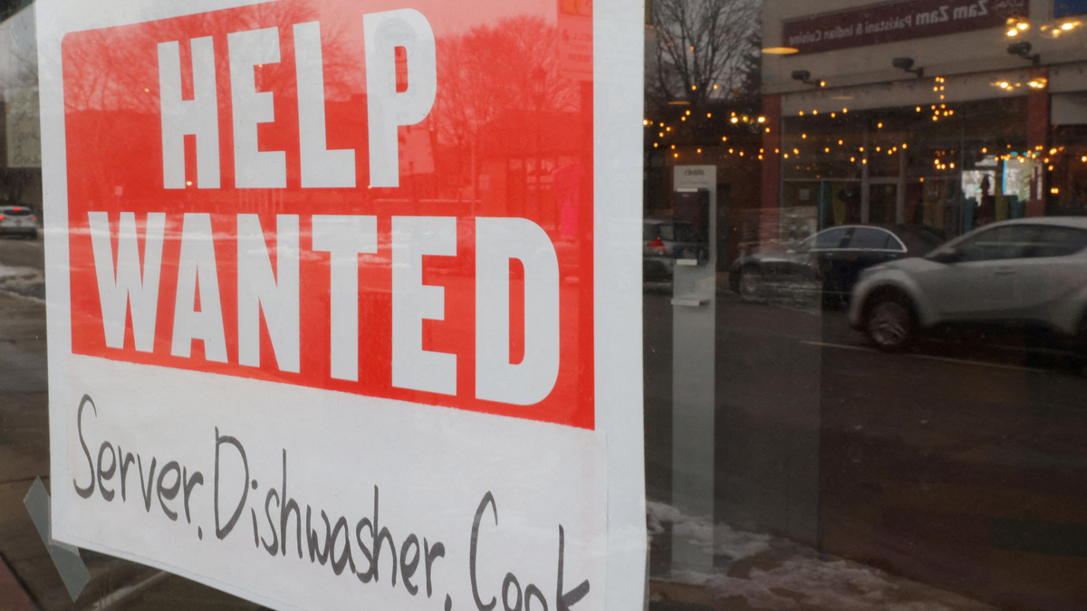 FILE PHOTO: A “Help Wanted” sign hangs in restaurant window in Medford, Massachusetts, U.S., January 25, 2023. REUTERS/Brian Snyder/File Photo
