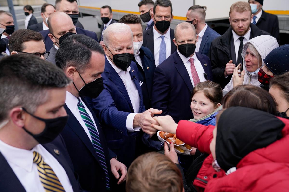 El presidente Joe Biden se reúne con refugiados ucranianos y trabajadores de ayuda humanitaria durante una visita al estadio PGE Narodowy, en Varsovia, el sábado 26 de marzo de 2022