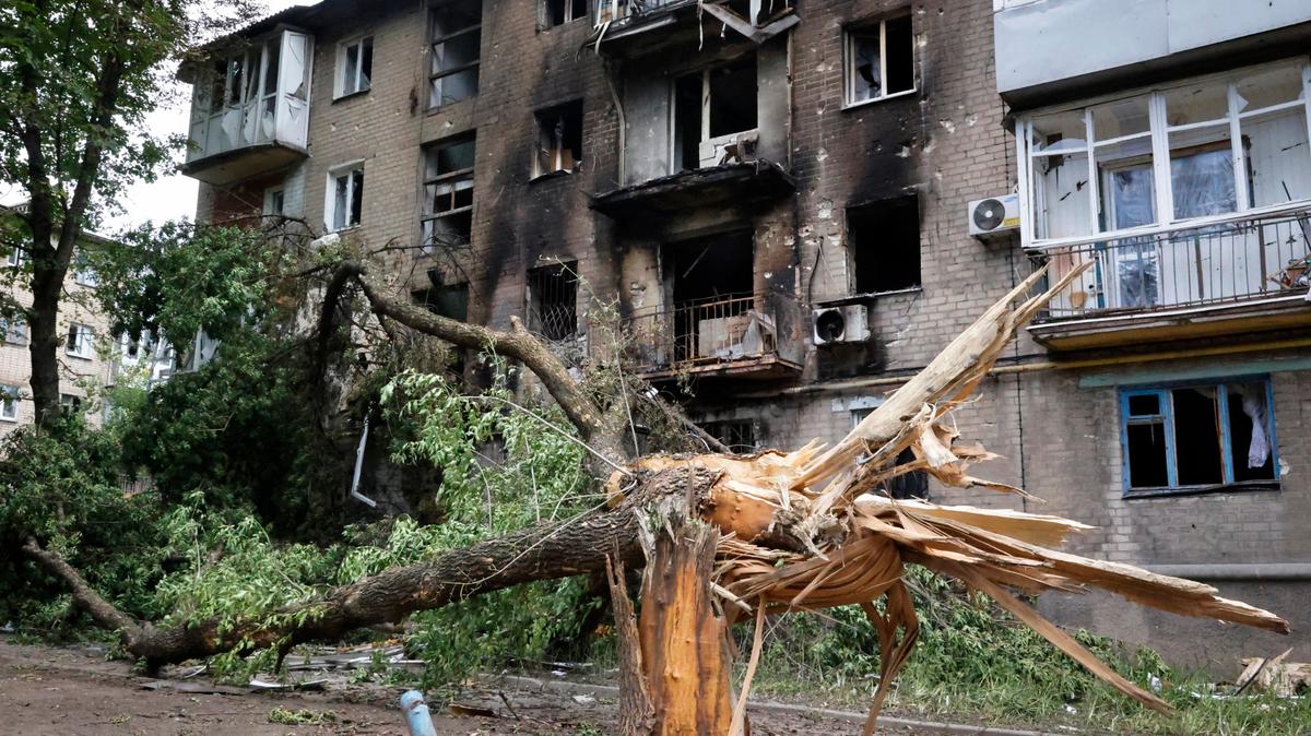 Vista de un edificio residencial dañado por obuses en Donetsk, en territorio bajo el gobierno de la República Popular de Donetsk, este de Ucrania, miércoles 22 de junio de 2022. (AP Foto/Alexei Alexandrov)