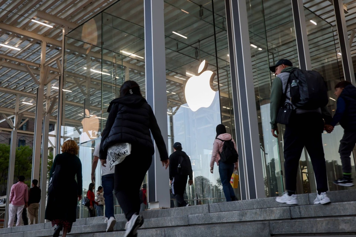 Apple is closing stores in shopping centers that have faced recent economic challenges. 