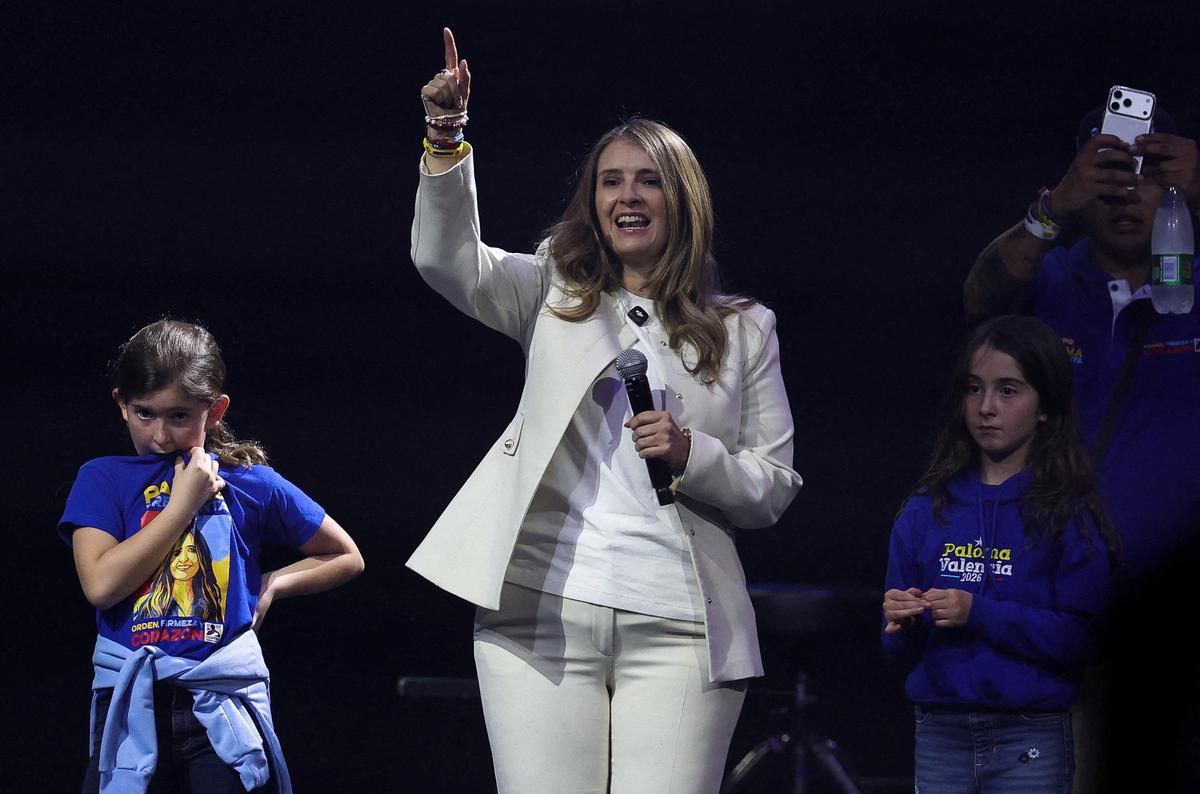 FILE PHOTO: Democratic Centre party presidential candidate Paloma Valencia speaks on stage with her daughters during her campaign closing event in Bogota, Colombia, May 24, 2026. REUTERS/Luisa Gonzalez/File Photo