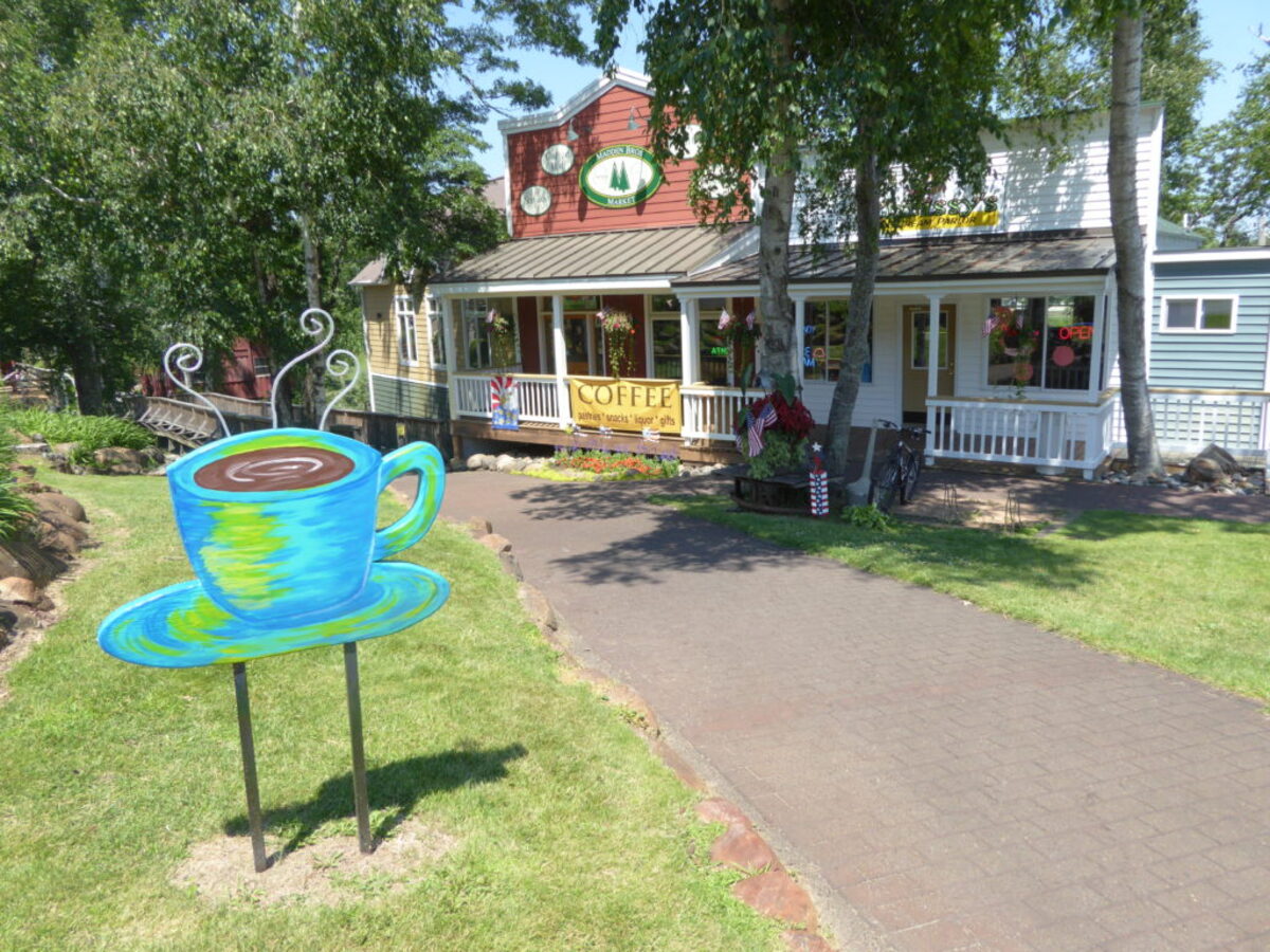  Coffee, fudge, ice cream and souvenirs are among the offerings in the shops at Madden’s on Gull Lake Resort in Minnesota. Photo credit: Jamie Bartosch 