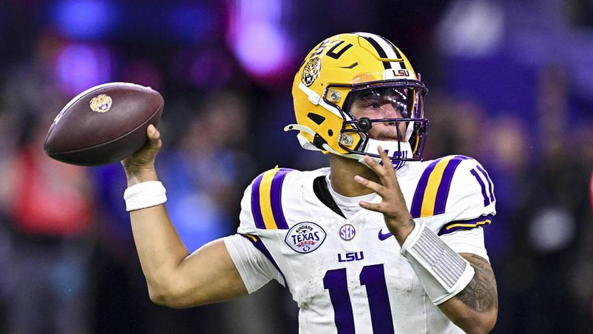  Former LSU quarterback Michael Van Buren Jr. is the presumptive favorite for South Florida's starting job. | Maria Lysaker-Imagn Images 