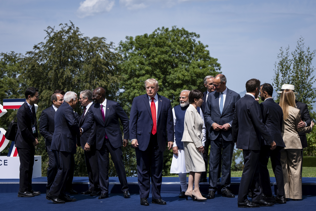EDS. RETRANSMISSION TO PROVIDE IMPROVED TONING *** President Donald Trump stands in the center of the stage as world leaders greet each other while gathering for an official photo at the G7 Summit in Evian-les-Bains, France, June 16, 2026. (Haiyun Jiang/The New York Times)