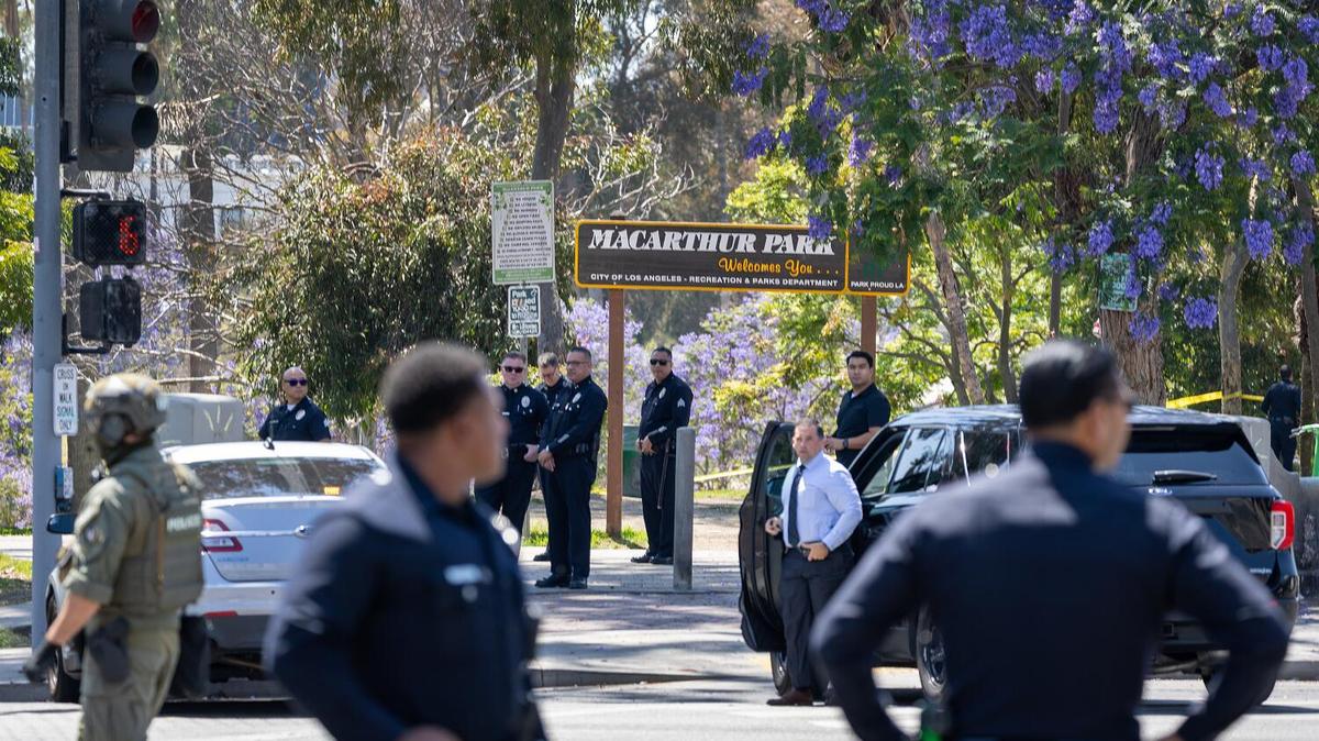 Los Angeles Police Department and DEA agents converge along Alvarado Avenue near MacArthur Park targeting an open-air drug market during "Operation Free MacArthur Park," where authorities arrested 18 people, including two people believed to be the main sources of fentanyl and methamphetamine in the park in Los Angeles, Wednesday, May 6, 2026. (Allen J. Schaben/Los Angeles Times/TNS)