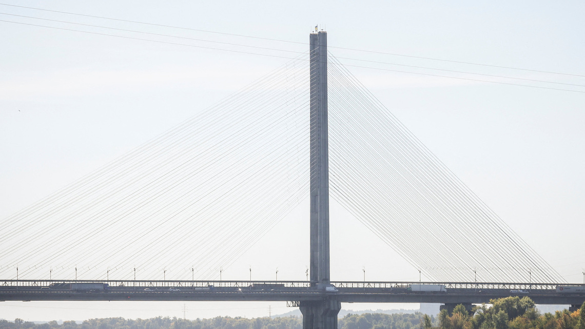 Russian air strikes kill one, restrict traffic across Dnipro River in Kyiv 
