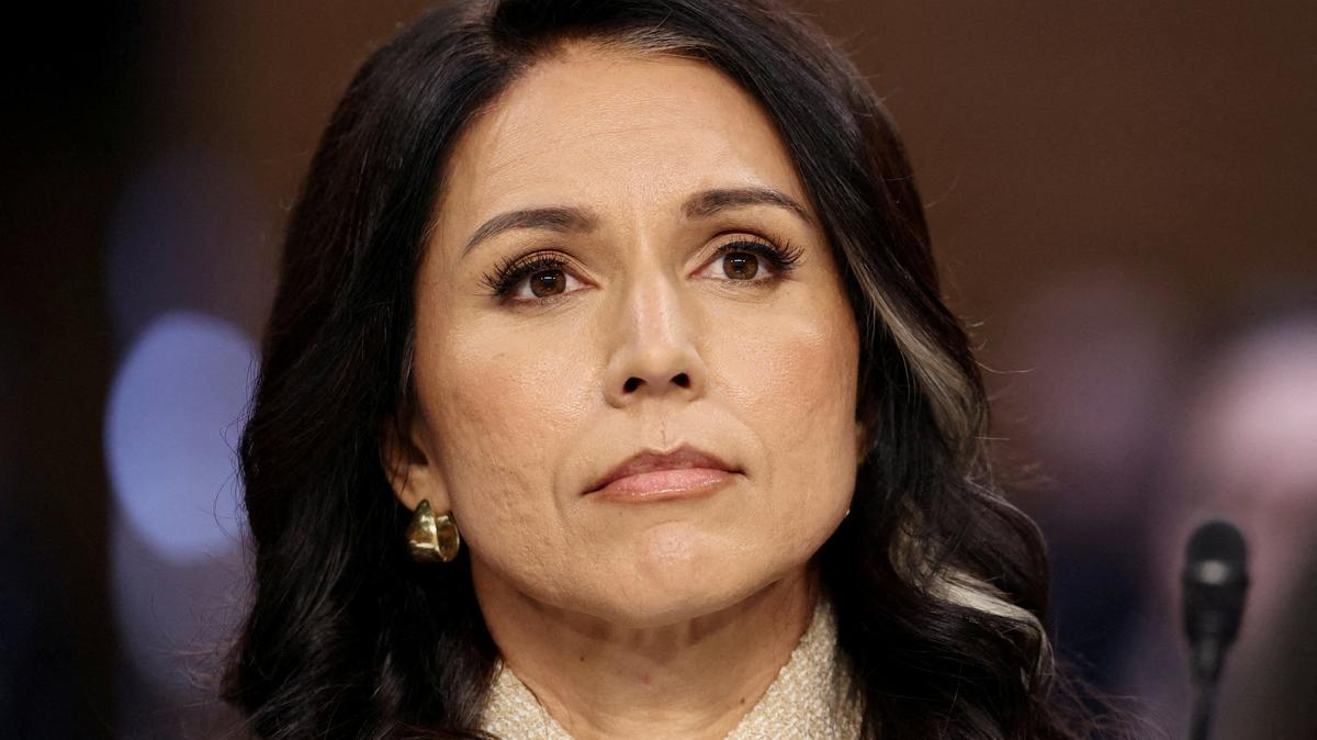 FOTO DE ARCHIVO: La Directora de Inteligencia Nacional (DNI), Tulsi Gabbard, testifica ante una audiencia del Comité de Inteligencia del Senado en el Capitolio, en Washington, D.C., EEUU, el 18 de marzo de 2026. REUTERS/Kevin Lamarque/Foto de archivo