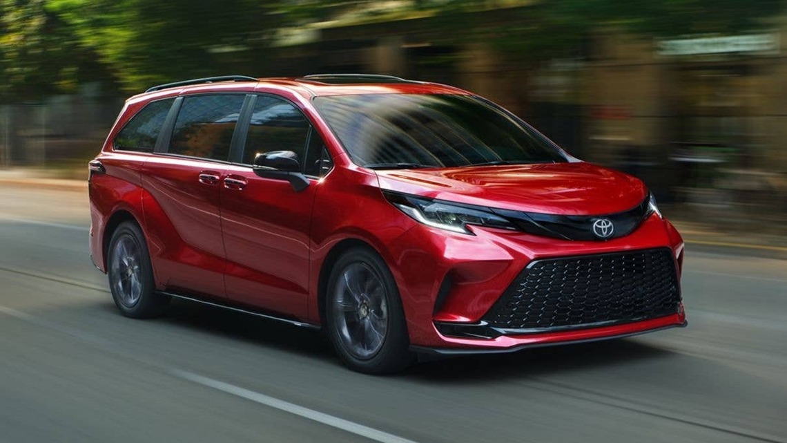 We Compared the 2026 Toyota Sienna and Chrysler Pacifica. One Comes Out Ahead 