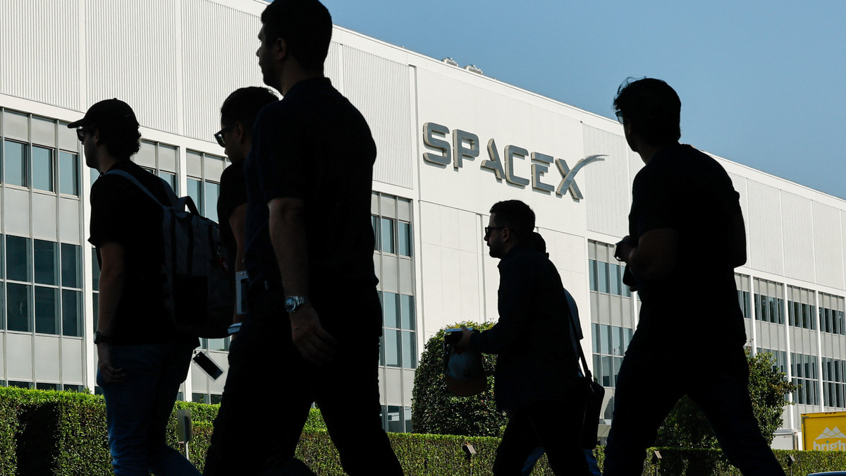 SpaceX employees go to work at the SpaceX facility in Hawthorne on the day of their company's IPO, in Hawthorne, California,  June 12, 2026. REUTERS/Mike Blake