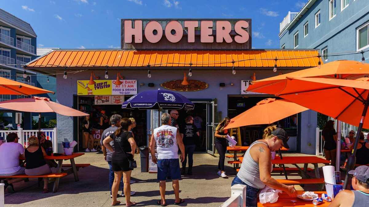  Hooters has struggled, even after it emerged from bankruptcy. Shutterstock