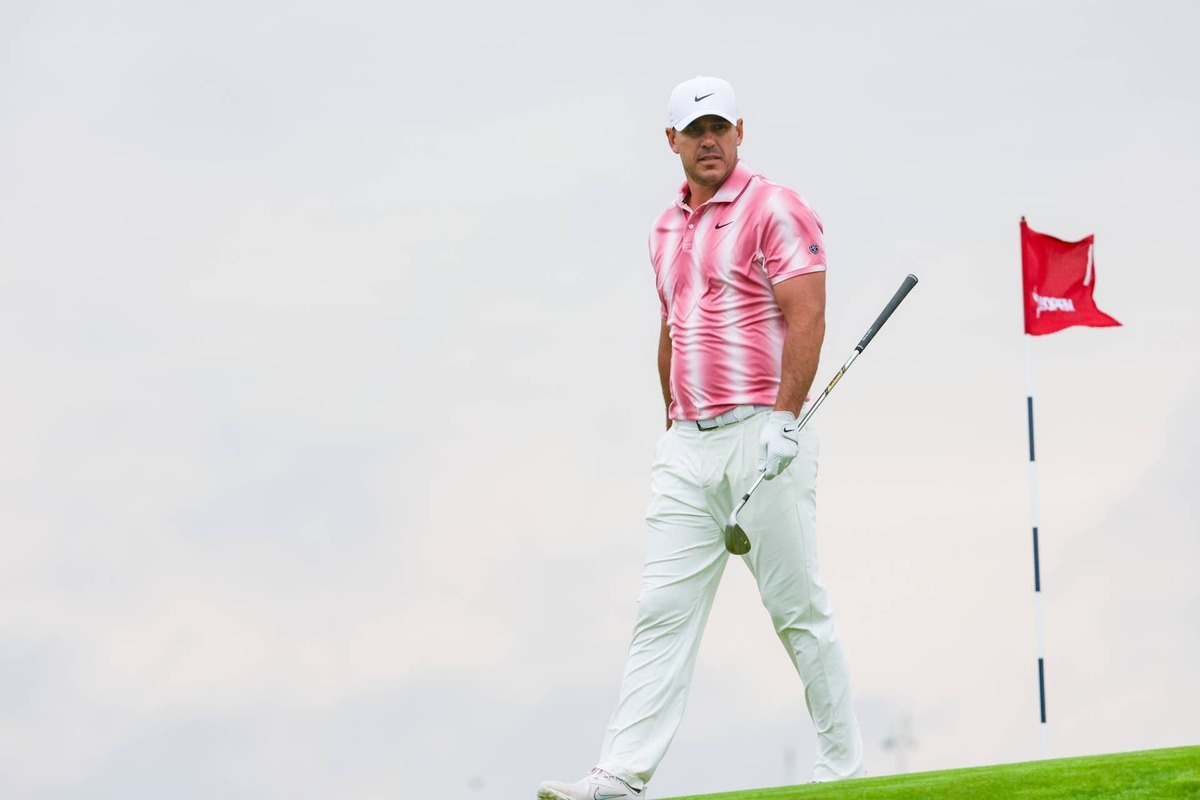  Brooks Koepka walks on the first hole during the first round of the 2026 U.S. Open at Shinnecock Hills Golf Club in Southampton, N.Y. on Thursday, June 18, 2026. (Jeff Haynes/USGA)