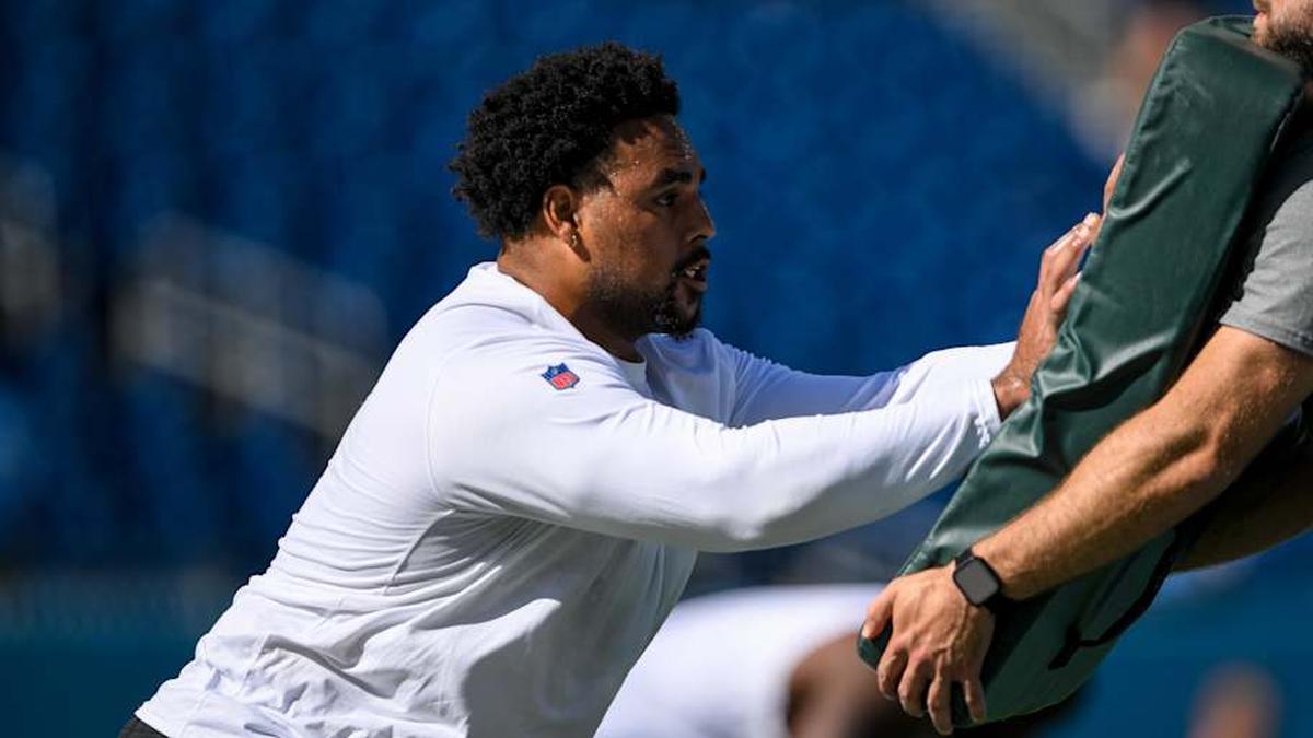  Sep 15, 2024; Nashville, Tennessee, USA; New York Jets guard Alijah Vera-Tucker (75) during pregame warmups against the Tennessee Titans at Nissan Stadium. Mandatory Credit: Steve Roberts-Imagn Images | Steve Roberts-Imagn Images 