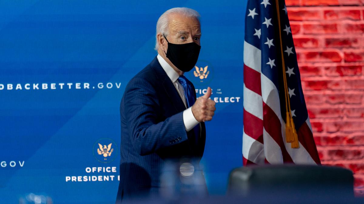 El presidente electo estadounidense Joe Biden parte luego de dar una conferencia de prensa en la que anunció un equipo de asesores económicos, en Wilmington, Delaware, el martes 1 de diciembre de 2020. (AP Foto/Andrew Harnik)