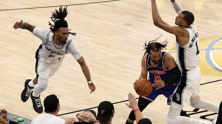 Knicks draw on maturity, moxie to take two in San Antonio 